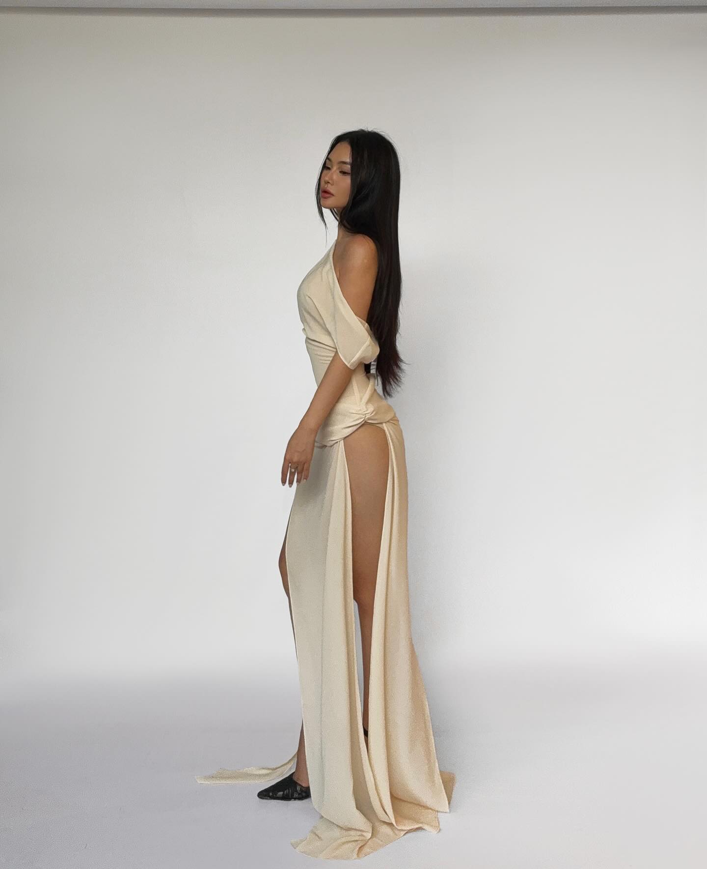 One-Shoulder Knot-Detail Waist-Knot Multi-Slit Bodycon Dress